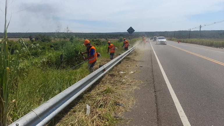 Tras el aumento del peaje en la ruta Luque–San Bernardino, el MOPC inicia la limpieza de los yuyales en la franja