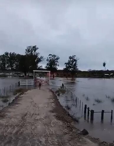 Una de las  viviendas rodeada de agua de lluvia luego de las intensas precipitaciones registradas en la zona de Villa Franca.