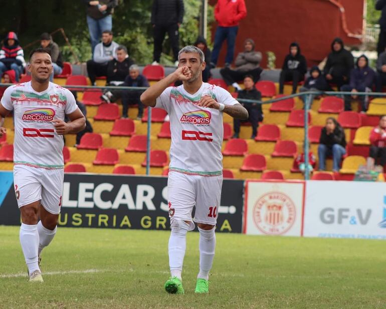 El atacante José Ariel Núñez  (35 años) celebra el segundo tanto de la victoria rojiverde, en compañía del también ofensivo Juan Aníbal Roa. (Foto: APF)