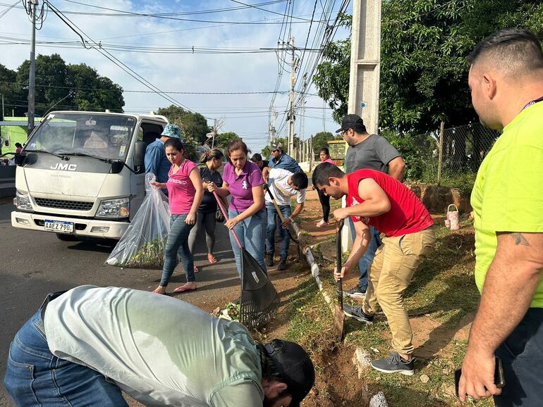 Vecinos de Lambaré se organizaron para realizar minga tras inacción municipal.