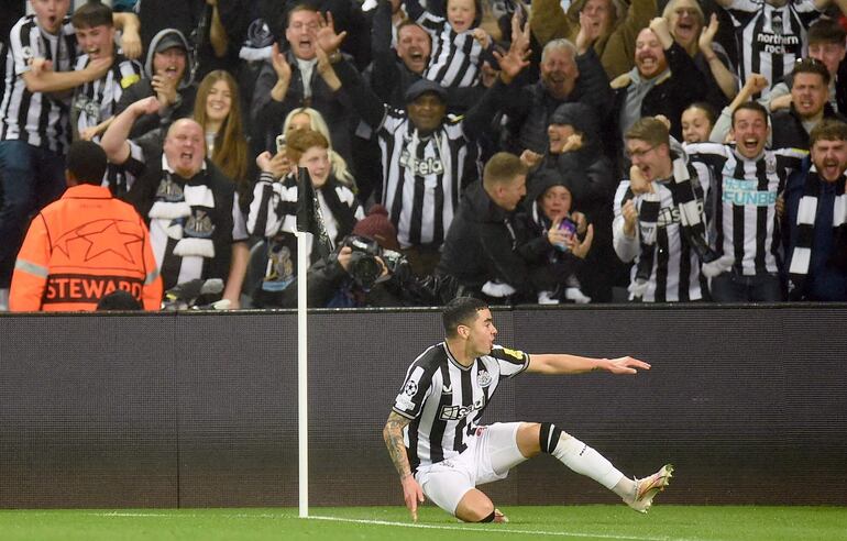 El paraguayo Miguel Almirón, jugador del Newcastle, celebra un gol en el partido contra el París Saint-Germain por la segunda fecha de la fase de grupos de la Liga de Campeones en el St. James' Park.