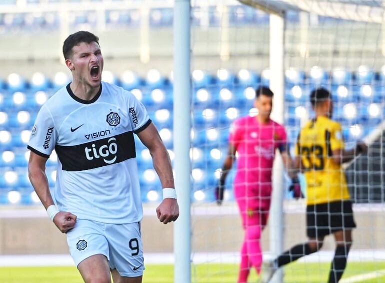 El argentino Facundo Bruera, delantero de Olimpia, festeja un gol contra Guaraní por la quinta fecha del torneo Clausura 2023 del fútbol paraguayo en el estadio Defensores del Chaco, en Asunción.