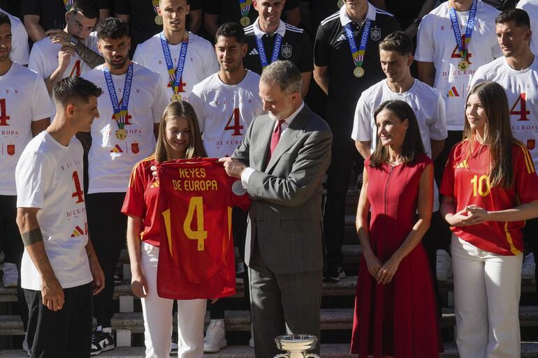 El rey Felipe VI, junto a la reina Letizia, la infanta Sofía y la princesa Leonor, recibieron a la selección española, en el Palacio de La Zarzuela, en Madrid, tras haberse proclamado campeones de la Eurocopa 2024.