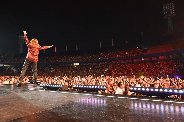 Alrededor de 40.000 personas asistieron al concierto y cantaron enérgicamente casi todas las canciones.