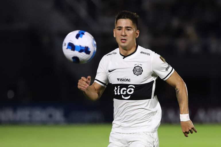 El paraguayo Guillermo Paiva, futbolista de Olimpia, busca un balón en un partido de la Copa Libertadores frente a Atlético Nacional en el estadio Defensores del Chaco, en Asunción, Paraguay.