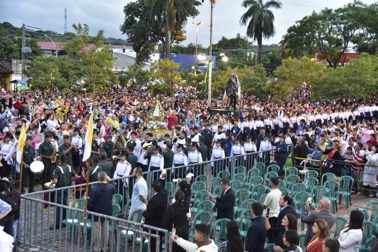 Sillas vacías se observan este domingo 8 de diciembre en el espacio habitualmente reservado para las autoridades nacionales en la misa central de Caacupé.