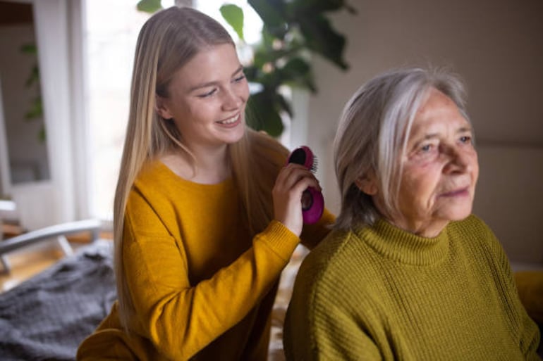 Nieta peinando a su abuela