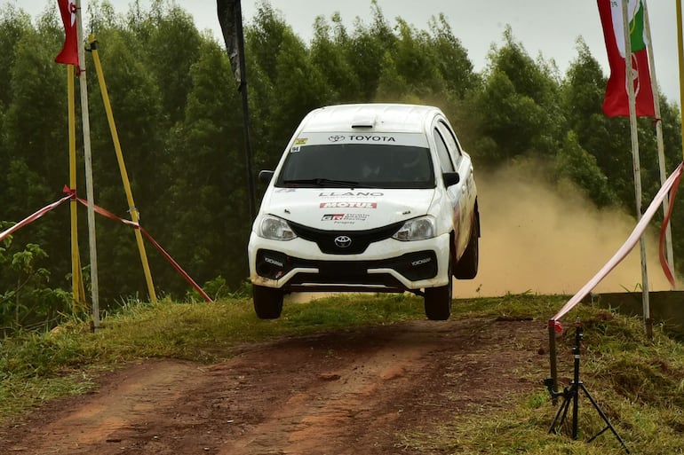 Bruno Llano ganó la F2, la Clase RC4A y fue octavo en la general con el Toyota Etios.