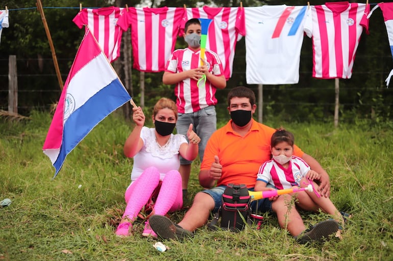 Una familia esperando a las afueras del Carde de Ypané para dar su apoyo a los jugadores albirrojos. 