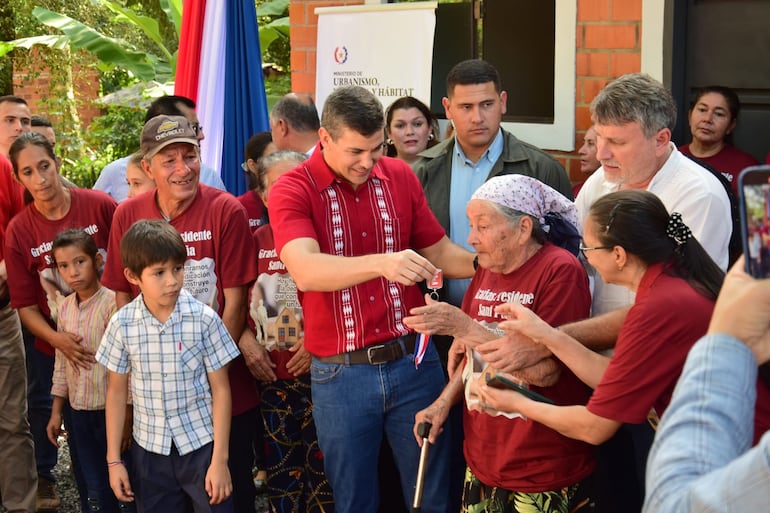 San Bernardino: Santiago Peña prometió brindar más trabajos para la gente del interior durante inauguración de viviendas