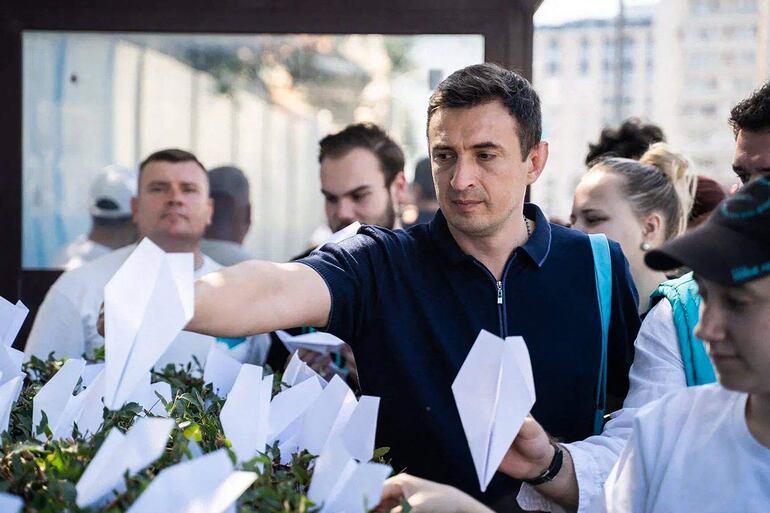 Aviones de papel como referencia al logotipo de la empresa de servicios de mensajería instantánea Telegram son depositados frente a la embajada de Francia en el centro de Moscú, en apoyo de Pavel Durov,  fundador y CEO de la aplicación de mensajería Telegram. El exanalista de la CIA Edward Snowden condenó el domingo la detención en Francia de Pável Dúrov, el creador de la red de mensajería encriptada Telegram.