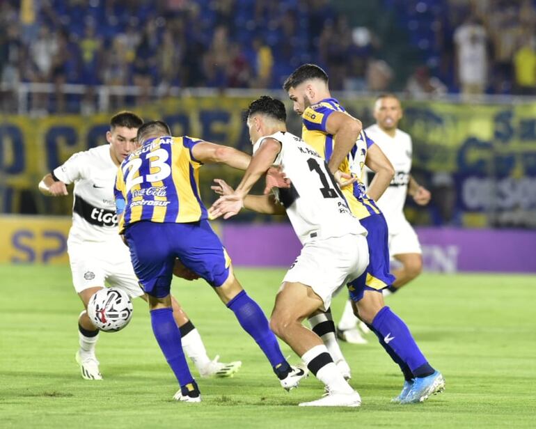 Lucha por el balón en el Defensores. Olimpia y Luqueño juegan un partido intenso en Sajonia