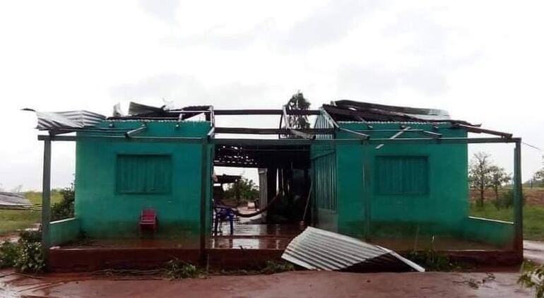 Una vivienda totalmente destechada tras el fuerte temporal en Caaguazú