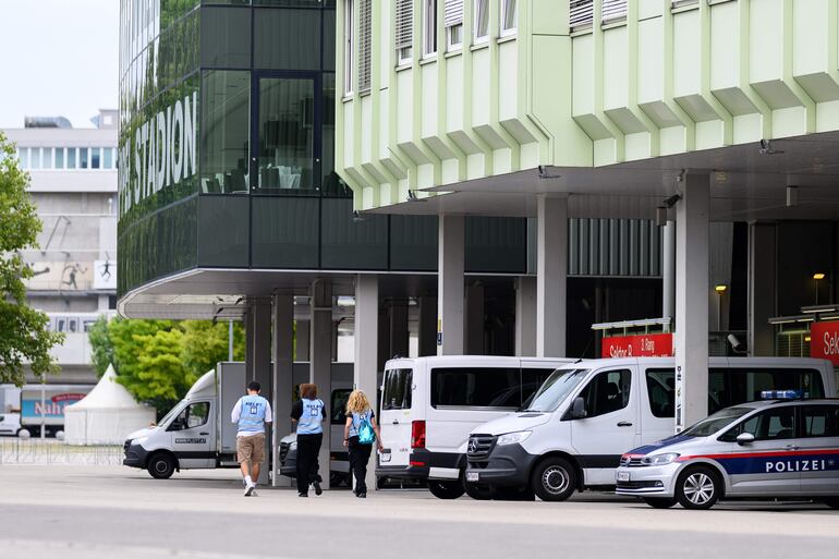 Seguridad y un coche de policía están aparcados en el recinto después de que los tres conciertos de la cantautora estadounidense Taylor Swift fueran cancelados por el organizador ante el riesgo de atentado, en el Ernst Happel Estadio en Viena, Austria, 08 de agosto de 2024. 