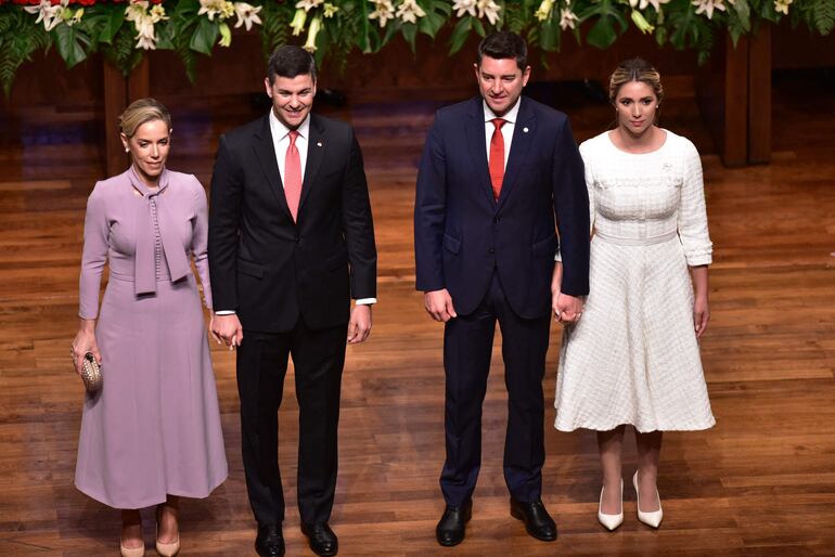 Leticia Ocampos, Santiago Peña, Pedro Alliana y Fabiana María Souto posan tras ser proclamados presidente y vicepresidente Peña y Alliana.