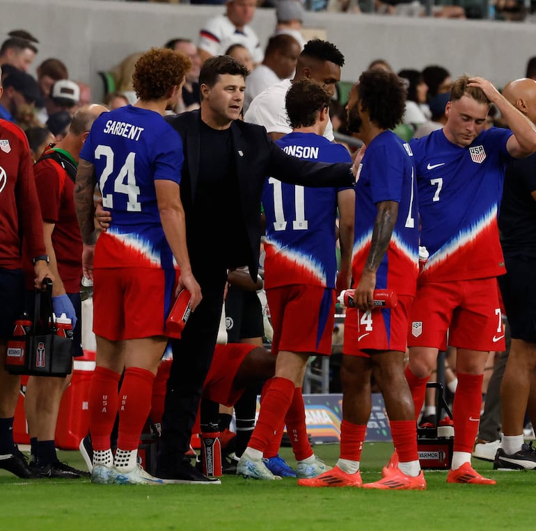 AUSTIN, TX - OCTOBER 12: Head coach Mauricio Pochettino of the U.S. Men's National Team speaks to players in the second half in an international friendly match against Panama at Q2 stadium on October 12, 2024 in Austin, Texas.   Ronald Cortes/Getty Images/AFP (Photo by Ronald Cortes / GETTY IMAGES NORTH AMERICA / Getty Images via AFP)