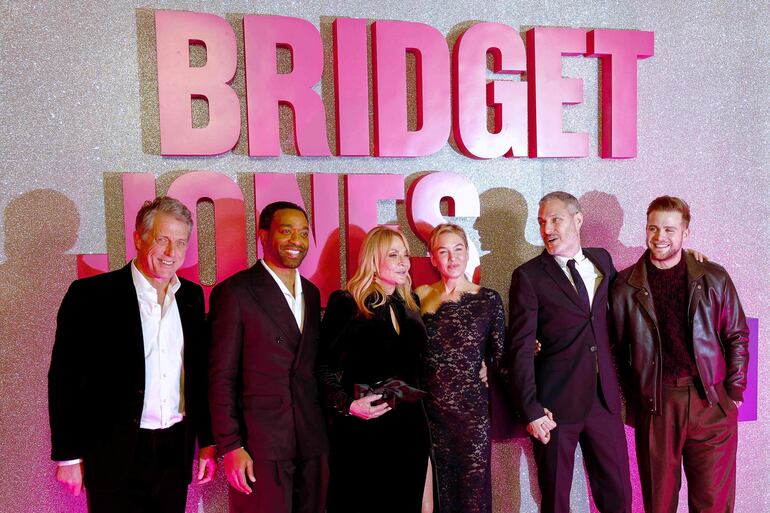 El actor Hugh Grant, el Chiwetel Ejiofor, la periodista y escritora  Helen Fielding, la actriz Renee Zellweger, el director británico Michael Morris y el actor Leo Woodall durante el photocall.