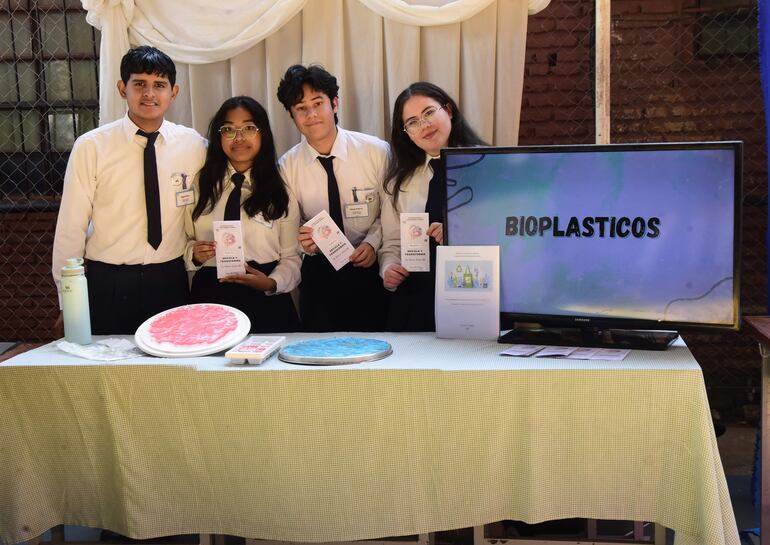 Alumnos que presentaron su proyecto sobre bioplásticos.