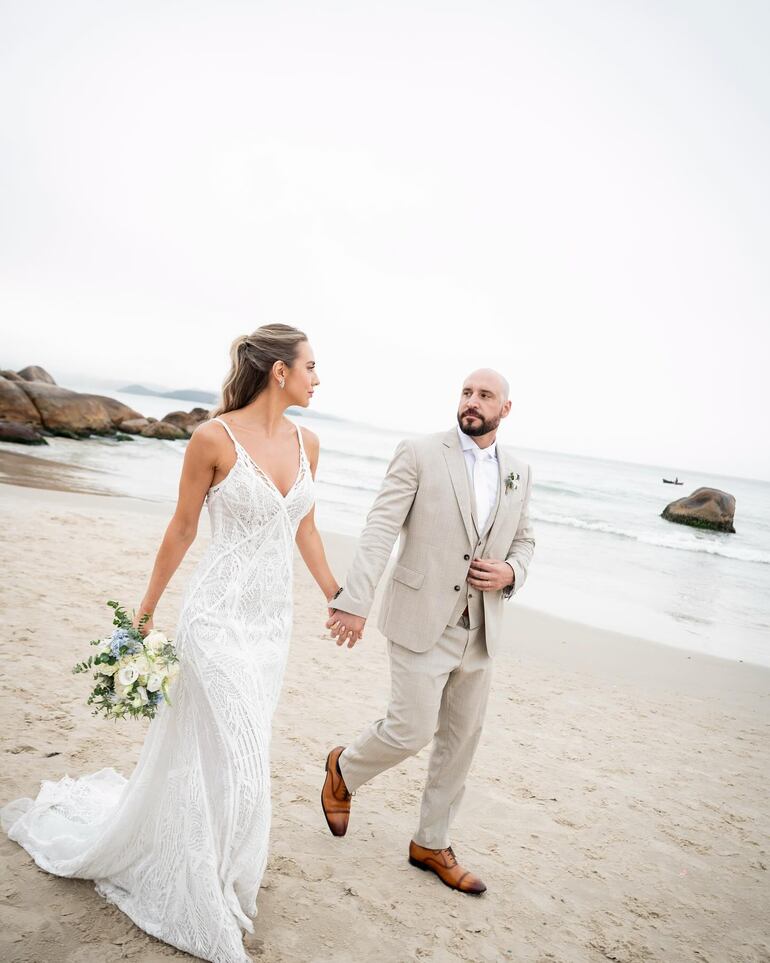 Romántica postal. Gaby Cogorno y Matías Brizuela caminando a orillas del Atlántico. 
(Instagram/Gaby Cogorno)