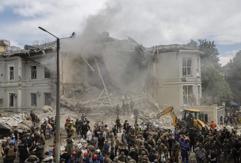 Equipos de rescate en el lugar del impacto de un cohete en el hospital infantil 'Okhmadyt' en Kiev, Ucrania.