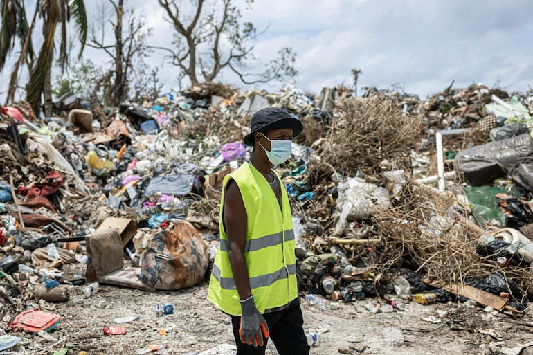 Un trabajador observa cómo se carga un camión con desechos en un vertedero en las afueras de la ciudad de Sada, en el territorio francés de Mayotte, en el océano Índico.