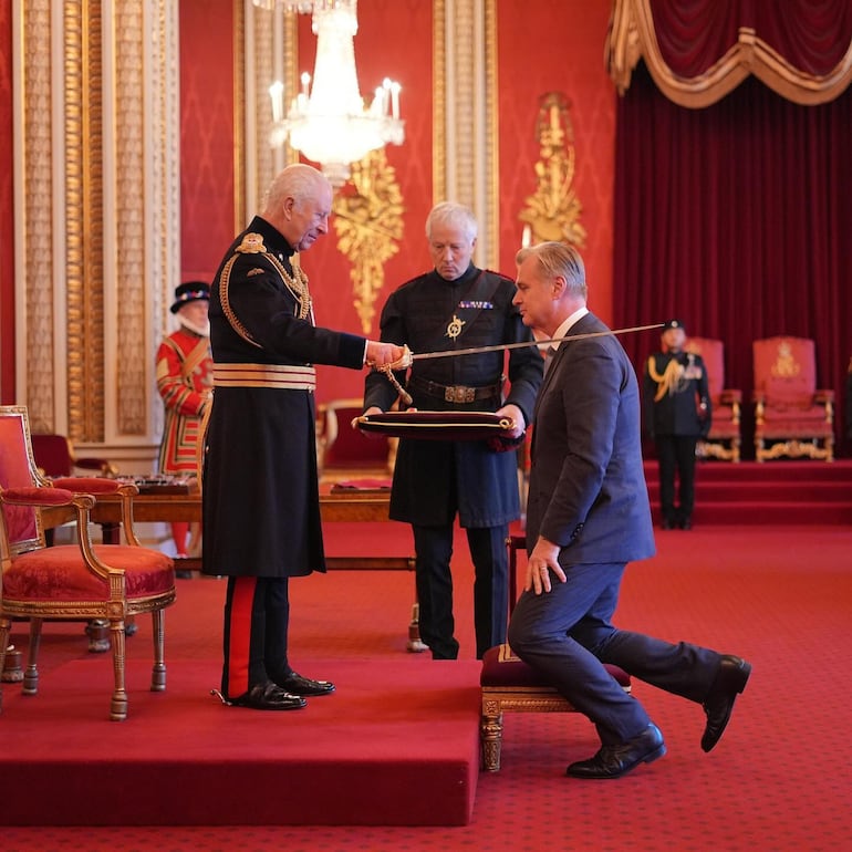 Christopher Nolan recibiendo la distinción de Caballero de manos del rey Carlos III de Inglaterra. (Instagram/The Royal Family)