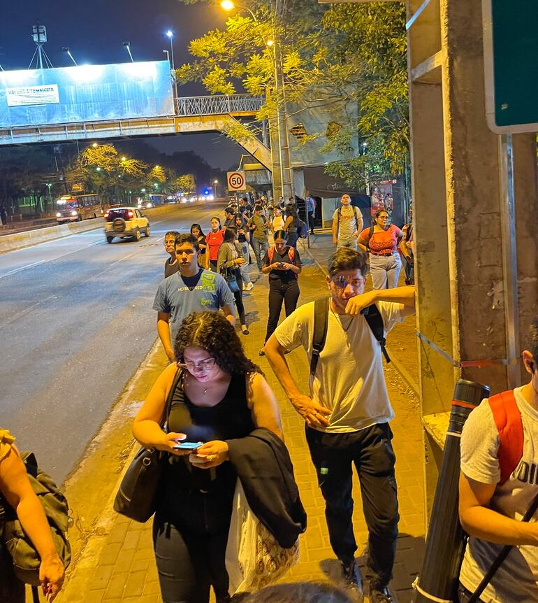 Estudiantes de la UNA sufren la escasez de colectivos para llegar a sus casas en horas de la noche.