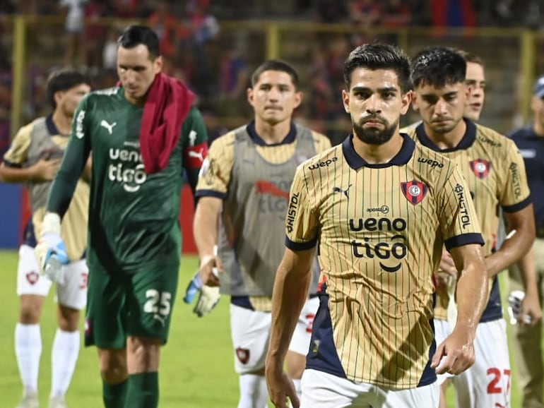 Los jugadores de Cerro Porteño dejan el campo de juego después de la derrota contra Sportivo Trinidense por la cuarta fecha del torneo Apertura 2025 del fútbol paraguayo en el estadio Villa Alegre, en Encarnación, Paraguay.