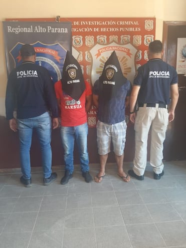 Los hermanos Claudio Zárate Caballero y Rafael Zárate Caballero en medio de los policías. El primero fue detenido por supuestamente intentar frustrar el procedimiento y el segundo como sospechoso del doble homicidio.