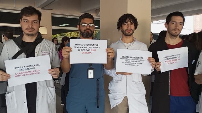 Los médicos residentes del Hospital de Clínicas se acoplaron a la medida de "brazos caídos".