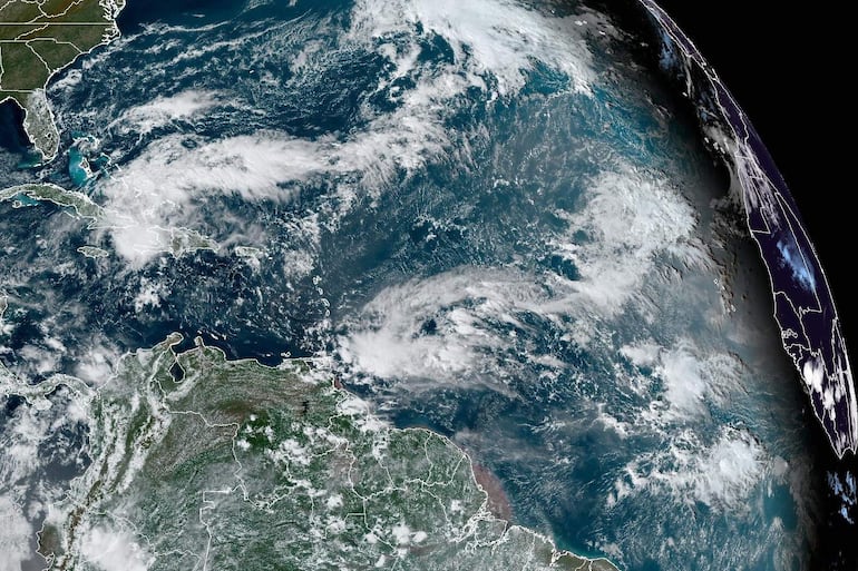 Fotografía satelital cedida por la Oficina Nacional de Administración Oceánica y Atmosférica (NOAA) a través del Centro Nacional de Huracanes (NHC) estadounidense donde se muestra la localización de la tormenta tropical Oscar.