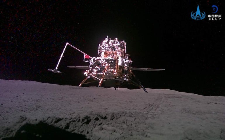 Imagen cedida por la agencia espacial de China en la que se observa a la sonda lunar recoger muestras para traerlas a la Tierra. 