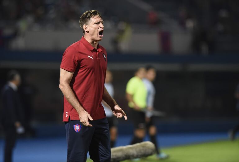 El argentino Facundo Sava, técnico de Cerro Porteño, en el partido contra Guaireña por la primera fecha del torneo Clausura 2023 del fútbol paraguayo en el estadio La Nueva Olla, en Asunción, Paraguay.