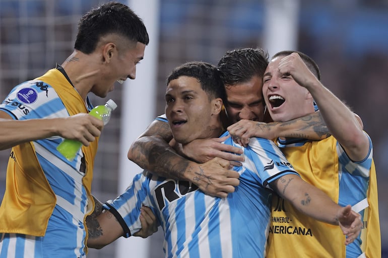 -FOTODELDÍA- AME3546. AVELLANEDA (ARGENTINA), 31/10/2024.- Juan Fernando Quintero (c) de Racing celebra con sus compañeros un gol ante Corinthians este jueves, en un partido de las semifinales de la Copa Sudamericana entre Racing y Corinthians, en el estadio Presidente Perón en Avellaneda (Argentina). EFE/ Juan Ignacio Roncoroni
