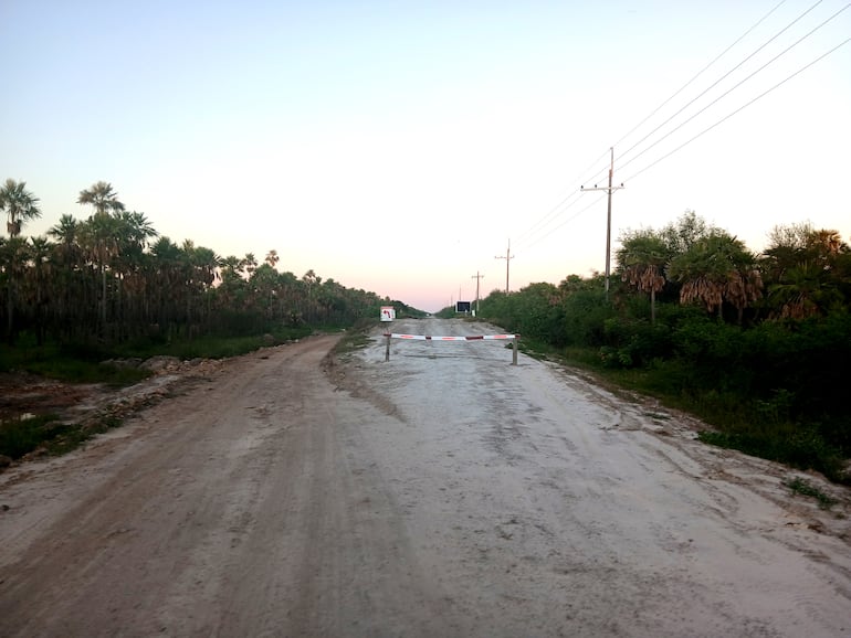 Camino alternativo l, al costado del viejo puente de madera, en cuyo reemplazo se debe instalar una pasarela metálica.