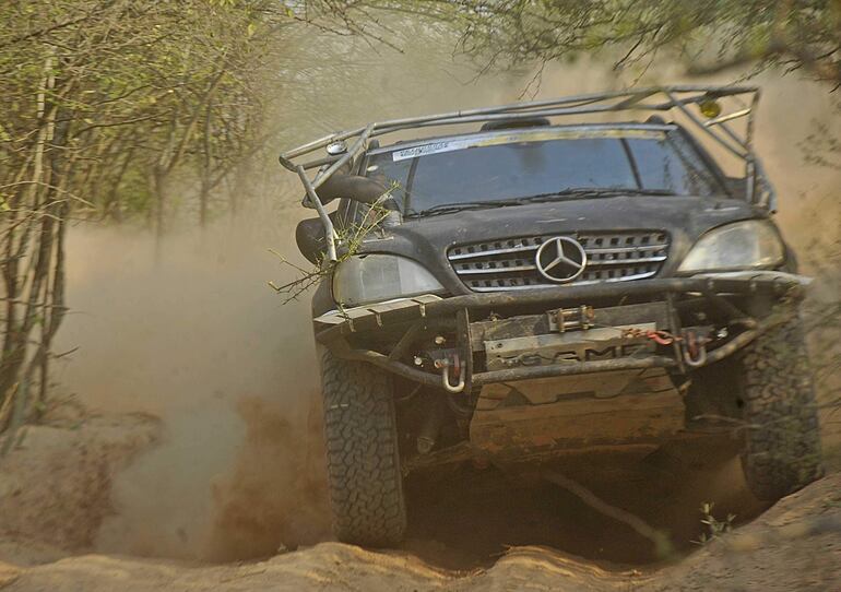 Miler Otazo y Hugo Elizeche, con su Mercedes Benz ML 55 V8, fueron grandes protagonistas de la T1 Nafta el fin de semana en suelo chaqueño. 