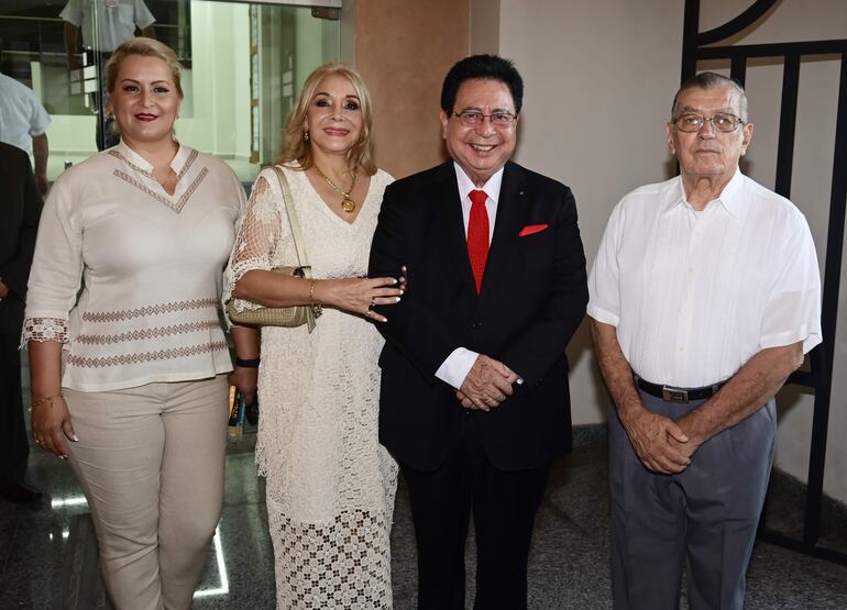 Laura Batilana, Lidia Viveros de Cáceres, el presidente de Puertos Ing. Julio César Vera Cáceres y Manuel Roig.