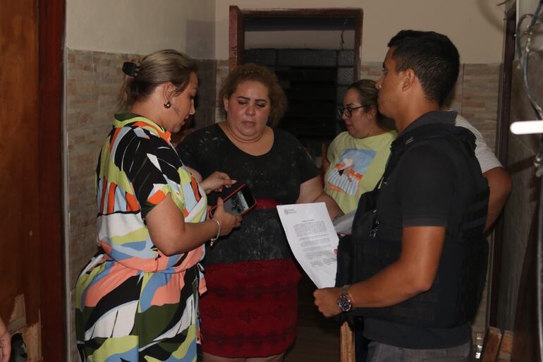 Momento en que es detenida Zulma Villalba Colmán (de remera oscura), el 12 de enero pasado.