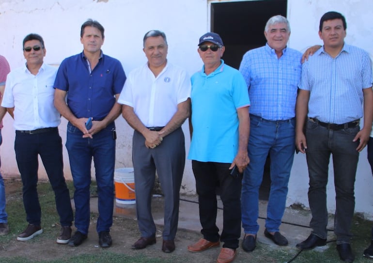 El presidente de la UFI,  el pirayuense Óscar Ramírez (centro), uno de los participantes de la inauguración de la mejoras en el estadio.