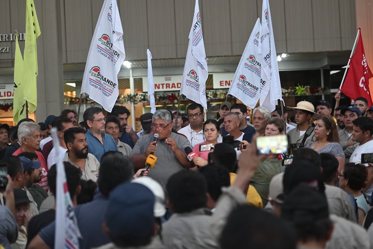 Manifestación contra la Superintendencia de Jubilaciones frente a la ANDE.