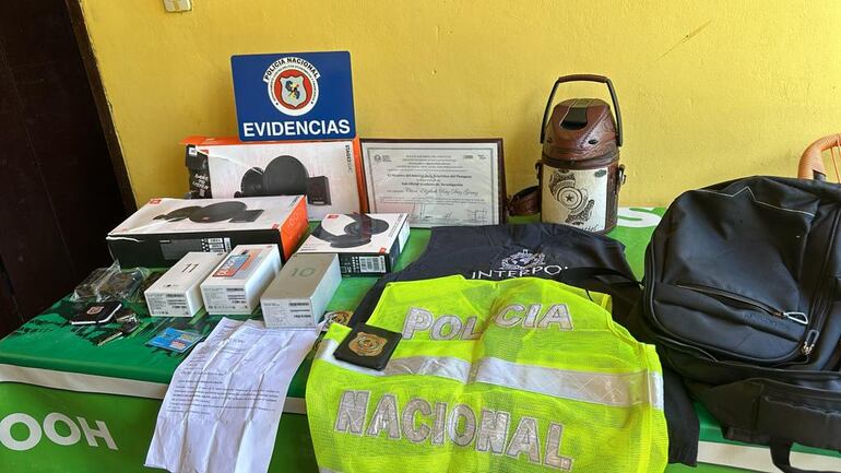 Incautación en la casa de la pareja del policía Kevin Montiel, en la ciudad de Areguá. (gentileza).