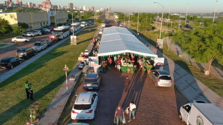 Dulces y licores con frutos tradicionales se destacan en la Feria de la Agricultura Familiar Campesina en la Costanera de Asunción este viernes.