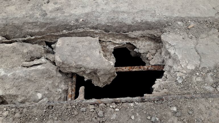 El puente de hormigón armado en la zona de Guanes en el camino que conduce a Fuerte Olimpo se está destruyendo sin que las autoridades se encarguen de su reparación.