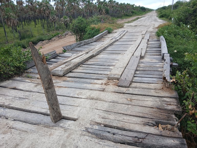 Así de peligroso se encuentra desde hace tiempo el viejo puente de madera, que parece que por fin será reemplazada por una nueva pasarela.