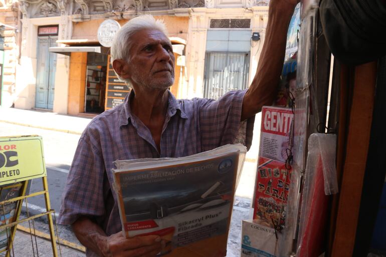 ASUNCIÓN (PARAGUAY)- Un hombre vende periódicos y revistas en Asunción (Paraguay). La precariedad del sistema de pensiones en los países de América Latina y el Caribe obliga a trabajadores a buscar una vía laboral informal para completar sus bajos ingresos EFE/ Nina Osorio
