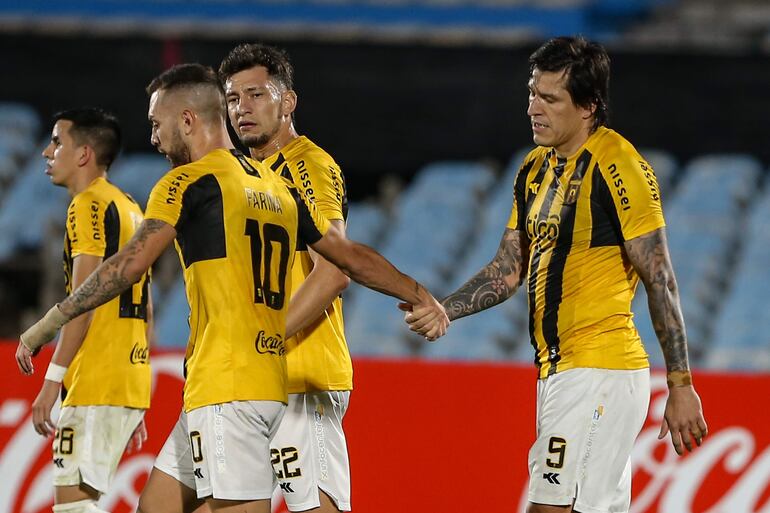 Federico Santander (d) de Guarani celebra un gol ante Danubio durante el encuentro por Copa Sudamericana, en el Estadio Centenario en Montevideo (Uruguay).