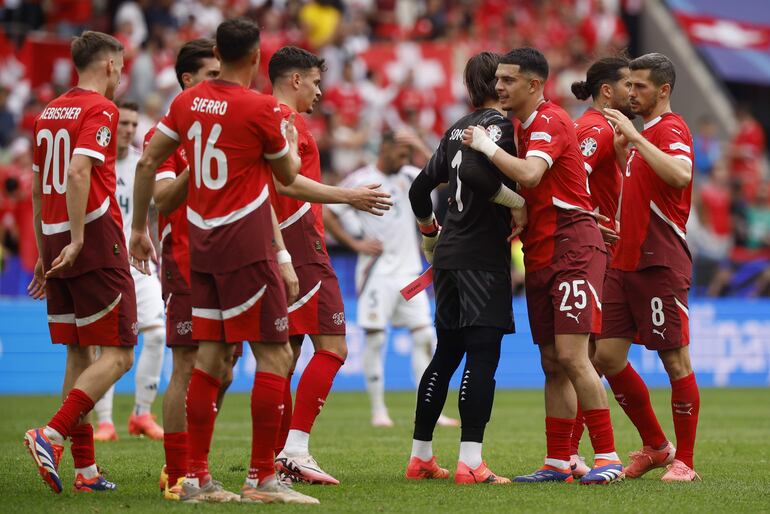 Los futbolistas de Suiza festejan el triunfo sobre Hungría en la primera fecha del Grupo A de la Eurocopa 2024 en Colonia, Alemania. 