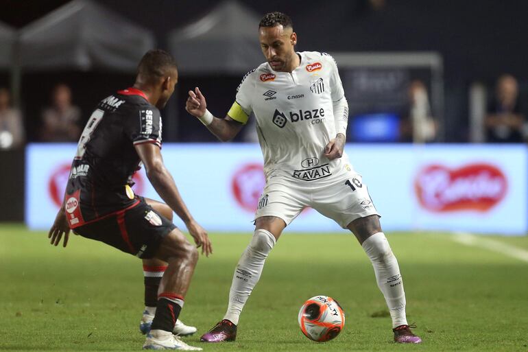 AMDEP1894. SANTOS (BRASIL), 05/02/2025.- Neymar (d) de Santos disputa un balón con Gabriel Bispo de Botafogo RP este miércoles, durante un partido del Campeonato Paulista entre Santos y Botafogo RP en el estadio Urbano Caldeira en Santos (Brasil). Neymar, que regresó al Santos brasileño doce años después de haber abandonado el club en el que se formó para iniciar su exitosa carrera en Europa con el Barcelona, mostró destellos del buen fútbol de antaño en sus primeros 45 minutos con el equipo con el que pretende EFE/ Guilherme Dionizio
