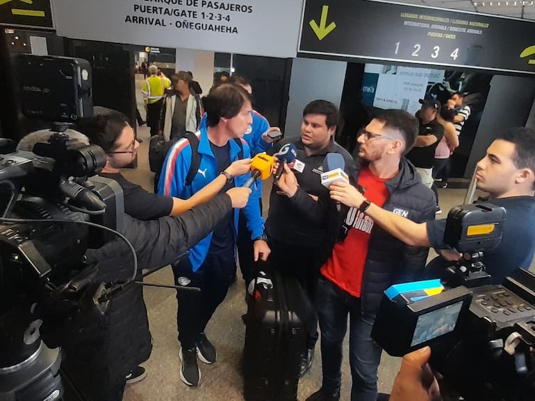 El argentino Daniel Garnero, entrenador de la selección de Paraguay, conversa con los medios a la llegada al Aeropuerto Internacional Silvio Pettirossi, en Luque.