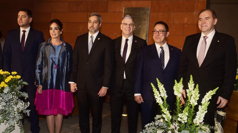 El vicepresidente, Pedro Alliana, la Primera Dama de la Nación, Silvana López Moreira, el presidente de la República, Mario Abdo Benítez, el embajador de los Estados Unidos, Marc Ostfield, Michael Savino, esposo del embajador y el ministro de Relaciones Exteriores, embajador Julio César Arriola.